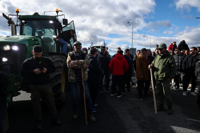 Αγρότες: Πολύωροι αποκλεισμοί σήμερα στα τελωνεία Προμαχώνα, Ευζώνων και Νίκης