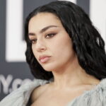 «The Moment»: Η Charli xcx αποχαιρετά το «Brat» με τον δικό της τρόπο