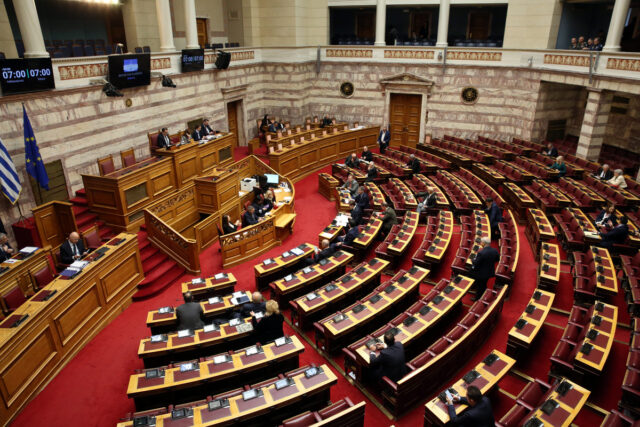 «Πόλεμος» στη Βουλή για το νομοσχέδιο των Ενόπλων Δυνάμεων