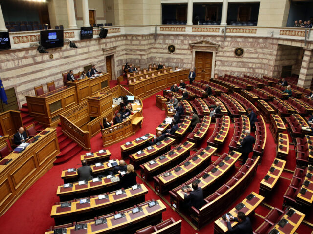 «Πόλεμος» στη Βουλή για το νομοσχέδιο των Ενόπλων Δυνάμεων