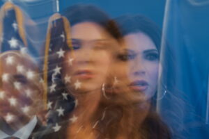 Ποια είναι η πολιτική προϊσταμένη της ICE Κρίστι Νόεμ;