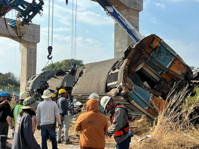 Ταϊλάνδη: 32 νεκροί από πτώση γερανού σε επιβατικό τρένο