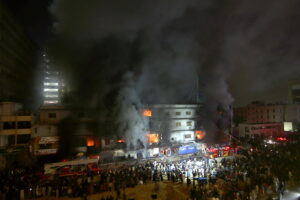 Φονική πυρκαγιά σε εμπορικό κέντρο στο Πακιστάν