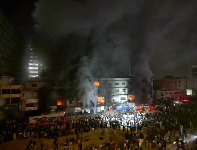 Φονική πυρκαγιά σε εμπορικό κέντρο στο Πακιστάν