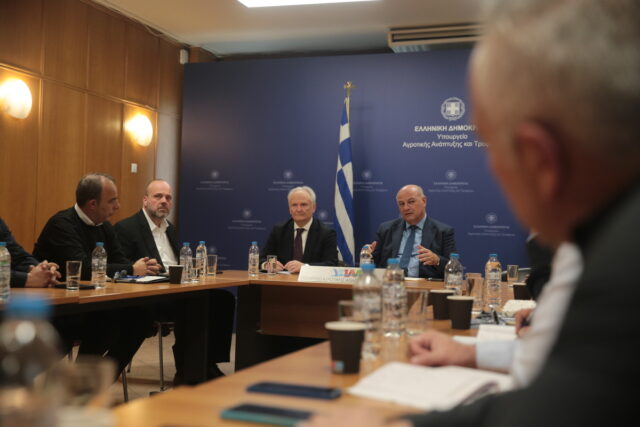 Συνάντηση Τσιάρα με εκπροσώπους αγροτών από τα μπλόκα της Βόρειας Ελλάδας και της Εύβοιας