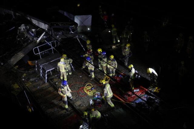 Εκτροχιασμός επιβατικού τρένου στην Ισπανία – Νεκρός ο μηχανοδηγός