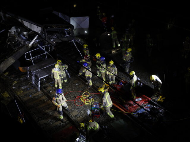 Εκτροχιασμός επιβατικού τρένου στην Ισπανία – Νεκρός ο μηχανοδηγός