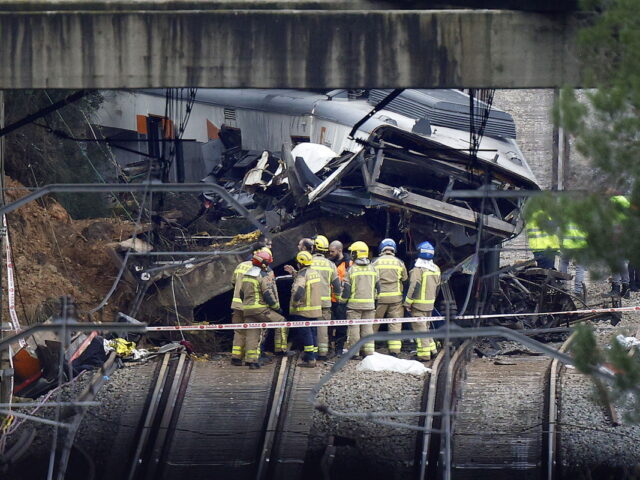 Νέο σιδηροδρομικό ατύχημα στην Ισπανία: Τρένο συγκρούστηκε με γερανό