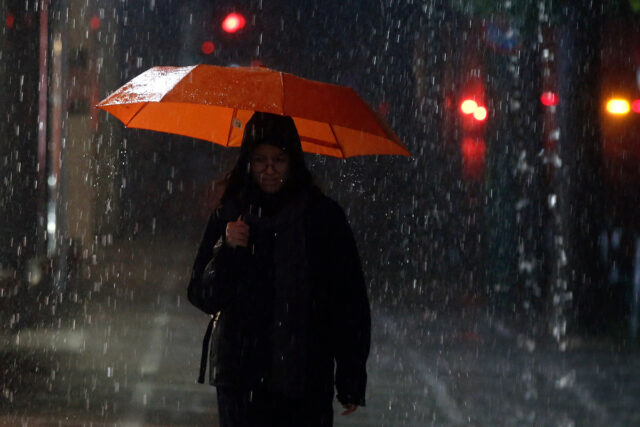 Κακοκαιρία σε όλη τη χώρα με βροχές, καταιγίδες και τοπικές χαλαζοπτώσεις