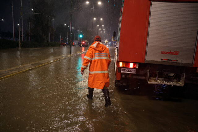 Δύο νεκροί, ζημιές και προβλήματα από την κακοκαιρία