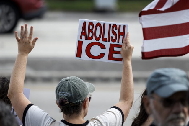 Αποσύρονται από τη Μινεάπολη οι ομοσπονδιακοί πράκτορες της ICE