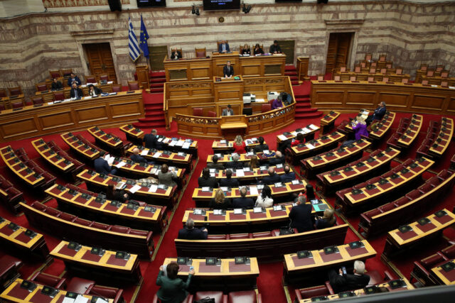 Βουλή: Ενός λεπτού σιγή για τις τραγωδίες σε Τρίκαλα και Ρουμανία