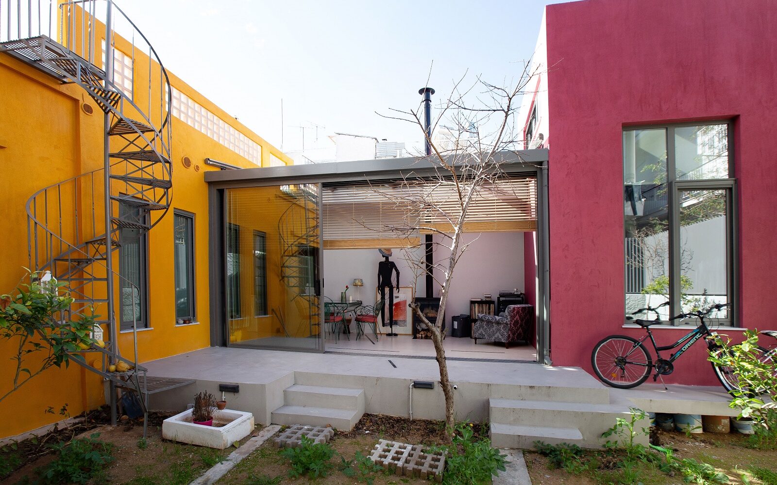 Transition: Η μεταμόρφωση μιας λαϊκής κατοικίας του ’60 στις Τζιτζιφιές