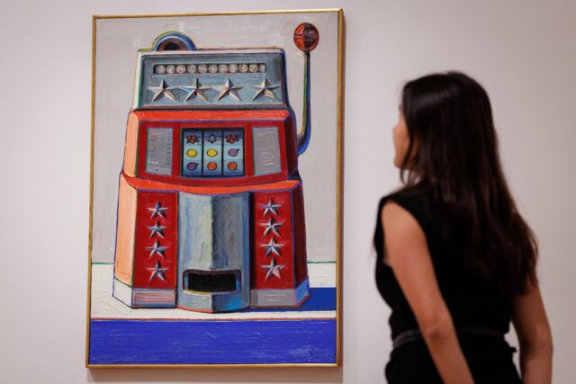 Γουέιν Τιμπό: Μια έκθεση-αντίδοτο στους ιλιγγιώδεις ρυθμούς της εποχής