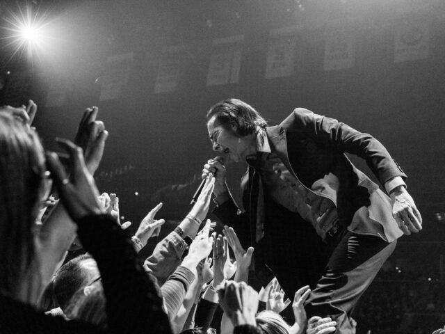 Nick Cave & The Bad Seeds: Η Wild God Tour είναι μια πραγματική τελετουργία
