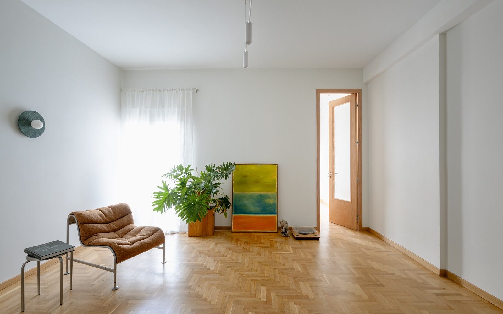 Φωτεινοί χώροι και συνεκτικότητα σε ένα ανακαινισμένο διαμέρισμα στην Κυψέλη