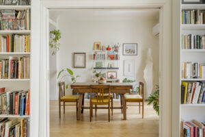 Ένα διαμέρισμα του ’50 στην Κυψέλη αποκτά ζωηρό και χρωματιστό χαρακτήρα