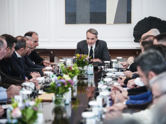 Ξεκίνησε η κρίσιμη συνάντηση εκπροσώπων των αγροτών με τον πρωθυπουργό