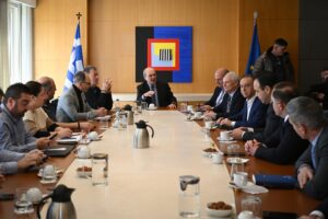 Ξεκίνησε η συνάντηση κυβέρνησης με αντιπροσώπους των 14 αγροτικών μπλόκων