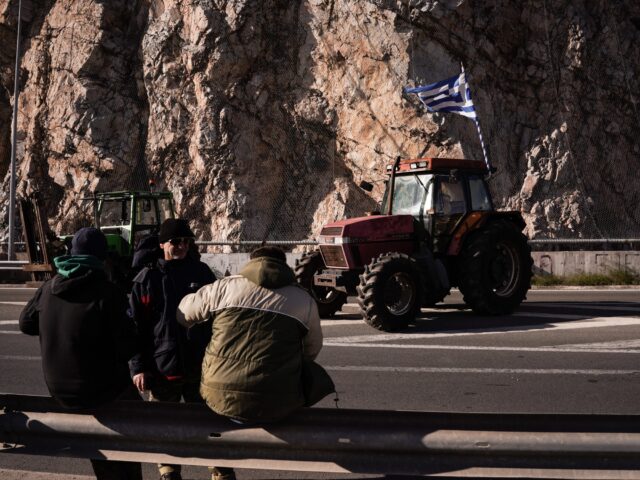 Αγροτικές κινητοποιήσεις: Έκλεισε η εθνική οδός Αθηνών-Λαμίας