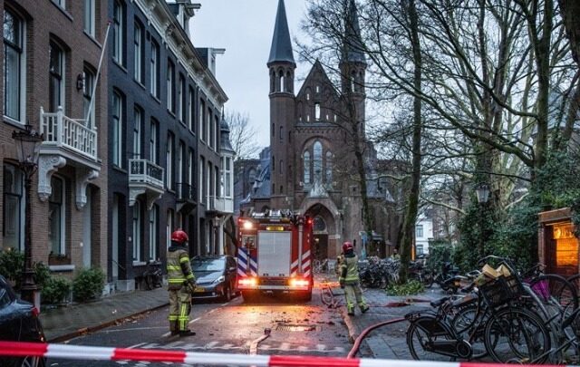 Γιγαντιαία πυρκαγιά κατέστρεψε ναό του 19ου αιώνα στο Άμστερνταμ της Ολλανδίας