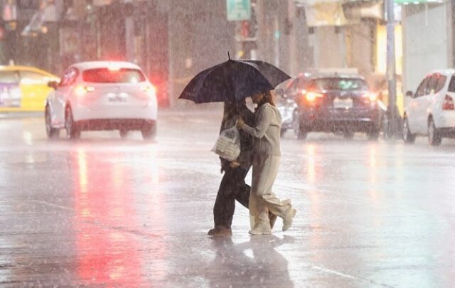 Ισχυρές βροχές και καταιγίδες από σήμερα έως την Πέμπτη στη δυτική και βορειοανατολική Ελλάδα