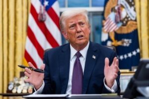 Ο Τραμπ απειλεί με δασμούς χώρες που δεν θα στηρίξουν το σχέδιό του για τη Γροιλανδία