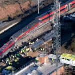 Ισπανία: Έναν φθαρμένο αρμό βρήκαν στις σιδηροτροχιές οι ειδικοί που ερευνούν τα αίτια του δυστυχήματος