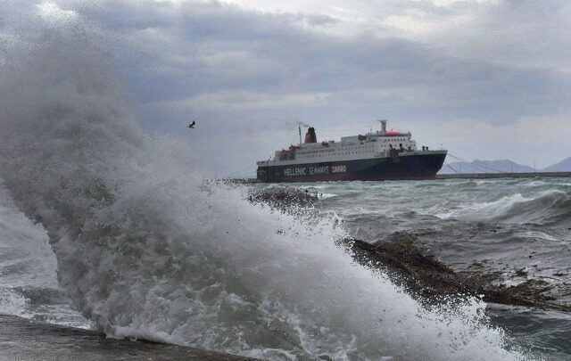Προβλήματα σε ακτοπλοϊκά δρομολόγια λόγω των ισχυρών ανέμων