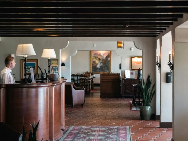 ΠΟΕΕΤ: Απλήρωτοι οι εποχικά εργαζόμενοι στον Τουρισμό