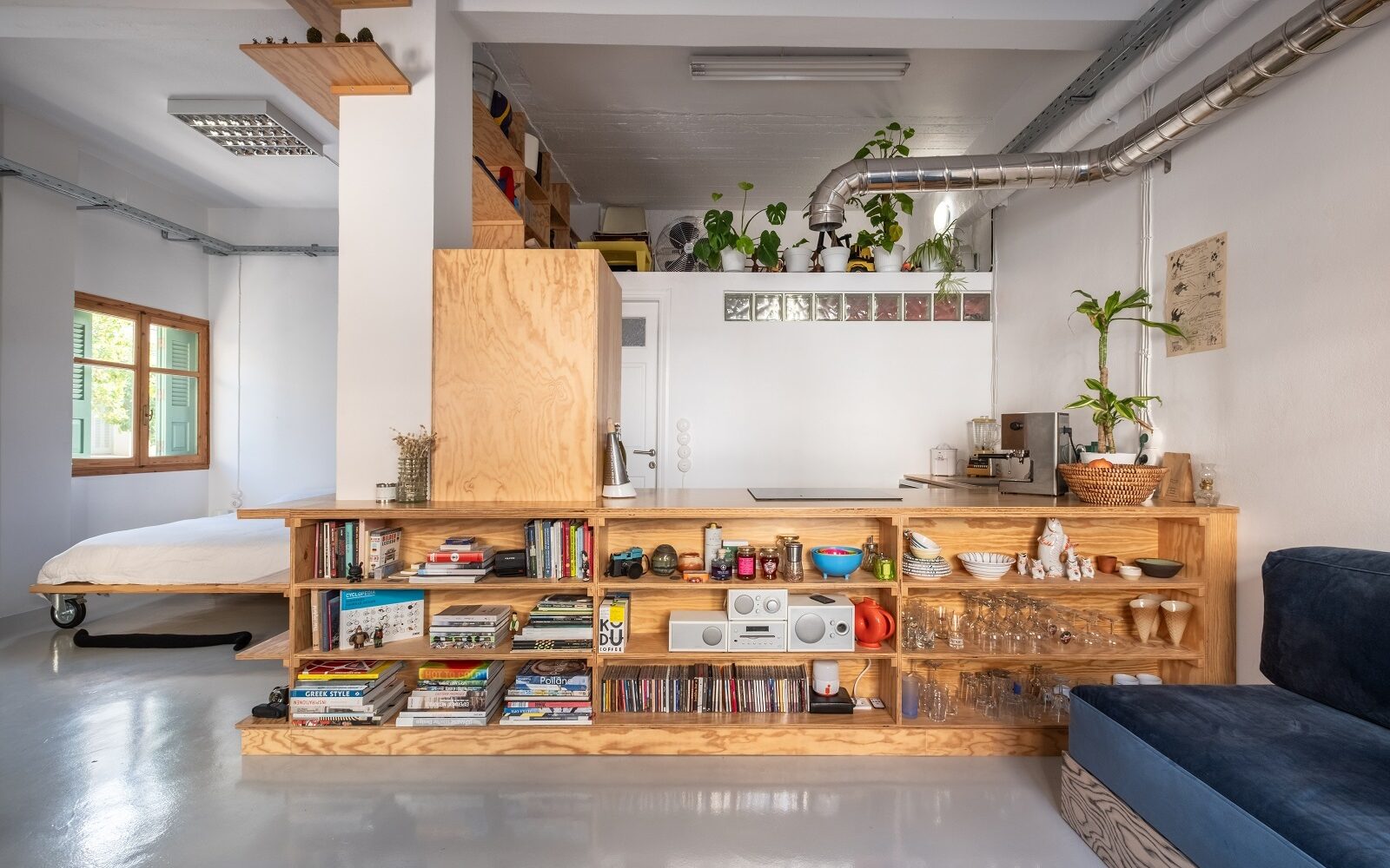 Μια μικρή κατοικία του ’70 στα Χανιά μετατρέπεται σε νοσταλγικό studio