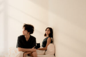 «Μικρές Ταπεινώσεις»: Η Νεφέλη Φασούλη και ο Πάνος Παπαδόπουλος συναντώνται επί σκηνής