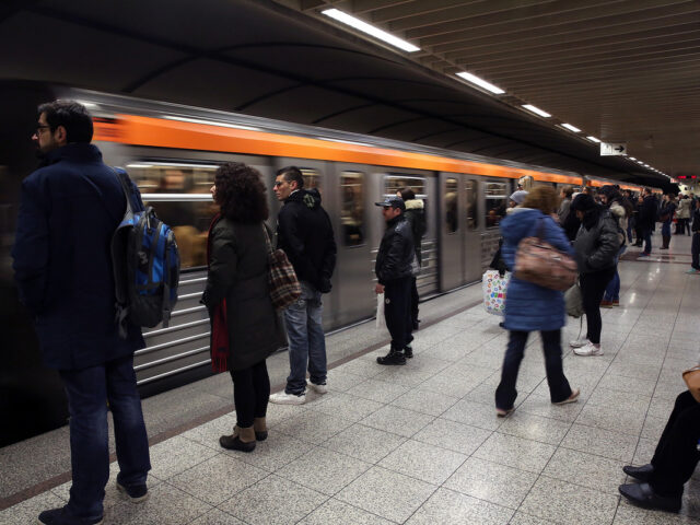 Άνδρας έχασε τις αισθήσεις του και έπεσε στις ράγες του Μετρό