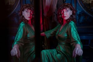 Μαρκέλλα Αργυροπούλου: «Είμαστε εθισμένοι στις μικρότητές μας, ενώ έξω ουρλιάζει το χάος»