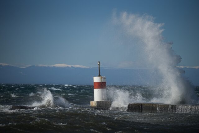 Θυελλώδεις άνεμοι «σαρώνουν» την Θεσσαλονίκη – Πτώσεις δέντρων και ζημιές
