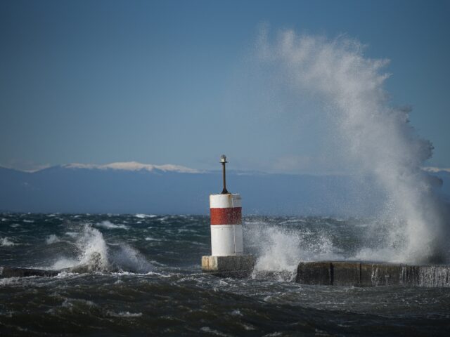 Θυελλώδεις άνεμοι «σαρώνουν» την Θεσσαλονίκη – Πτώσεις δέντρων και ζημιές