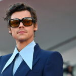 Ο Χάρι Στάιλς σε ρόλο παρουσιαστή και ερμηνευτή στο «Saturday Night Live»