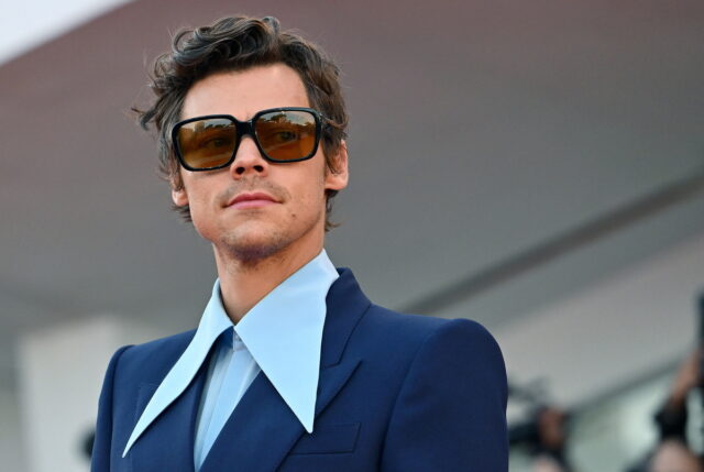 Ο Χάρι Στάιλς σε ρόλο παρουσιαστή και ερμηνευτή στο «Saturday Night Live»