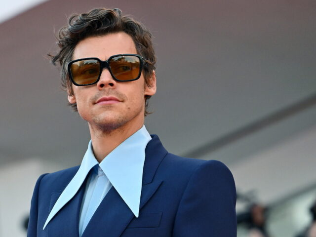 Ο Χάρι Στάιλς σε ρόλο παρουσιαστή και ερμηνευτή στο «Saturday Night Live»