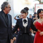 Η Γουινόνα Ράιντερ στο σύμπαν του «Wednesday» και του Τιμ Μπάρτον