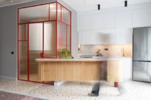 Εμφανές σκυρόδεμα, μωσαϊκό και άφθονο φως, σε ένα διαμέρισμα στο Ρουφ