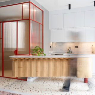 Εμφανές σκυρόδεμα, μωσαϊκό και άφθονο φως, σε ένα διαμέρισμα στο Ρουφ