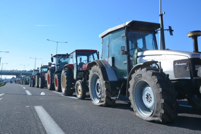 Στο Σύνταγμα με 100 τρακτέρ οι αγρότες