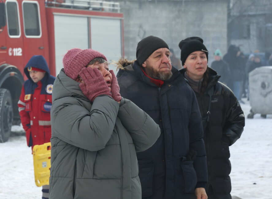 μια οικογένεια στο Χάρκοβο παρακολουθεί το σπίτι της να καίγεται μετά από ρωσική επίθεση με drone