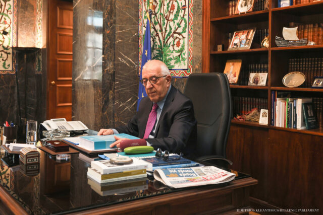 Παραδόθηκε στον Νικ. Κακλαμάνη το πόρισμα της Εξεταστικής για τον ΟΠΕΚΕΠΕ