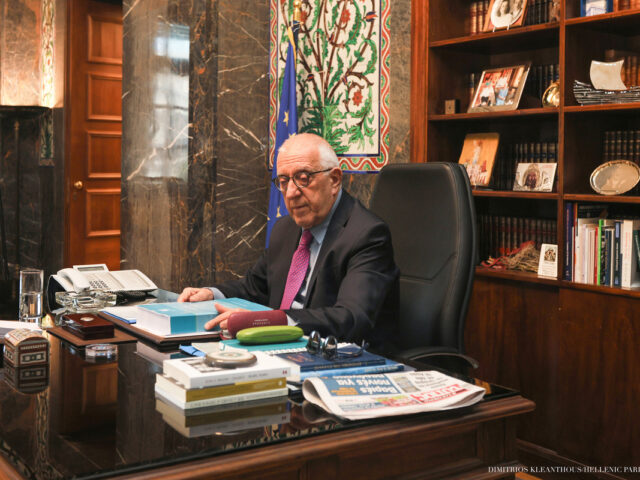 Παραδόθηκε στον Νικ. Κακλαμάνη το πόρισμα της Εξεταστικής για τον ΟΠΕΚΕΠΕ