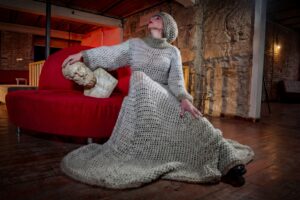 Μαρκέλλα Αργυροπούλου: «Είμαστε εθισμένοι στις μικρότητές μας, ενώ έξω ουρλιάζει το χάος»