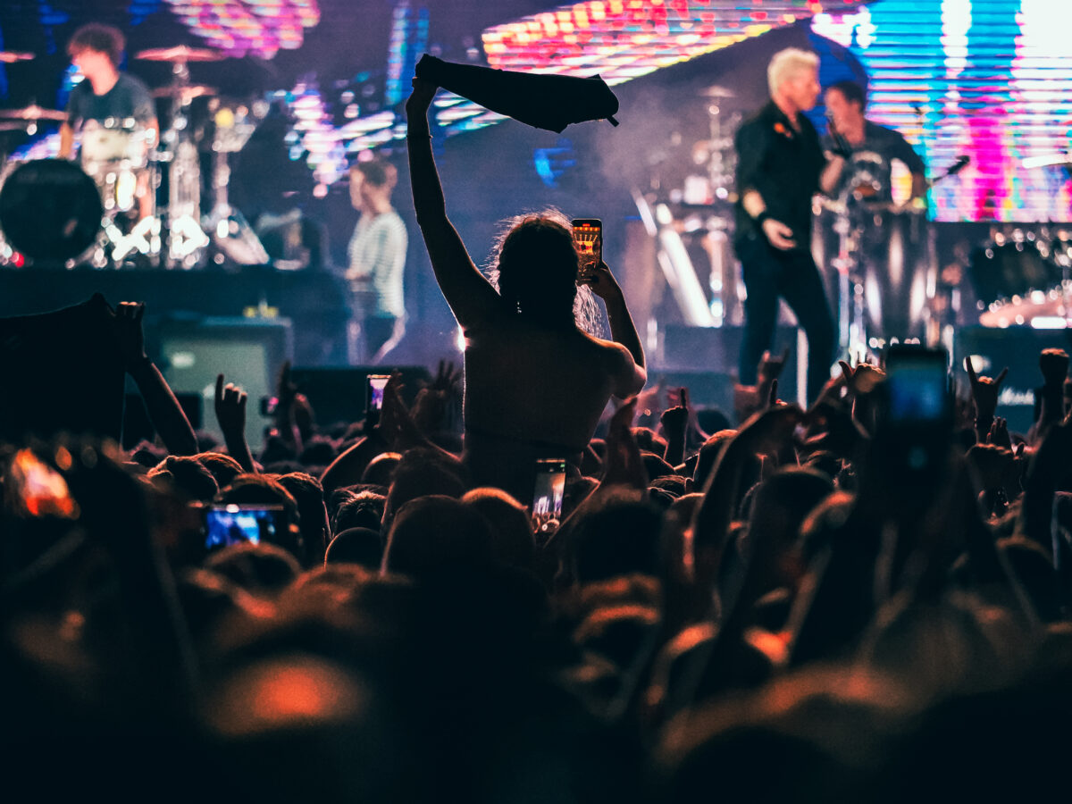 Release Athens: 10 χρόνια ιδρώτας, δάκρυα και σινγκαλόνγκ μέχρι την Αίγινα