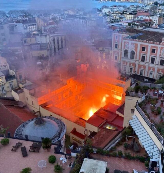 Πυρκαγιά κατέστρεψε το θέατρο Σανατζάρο της Νάπολης [ΒΙΝΤΕΟ]