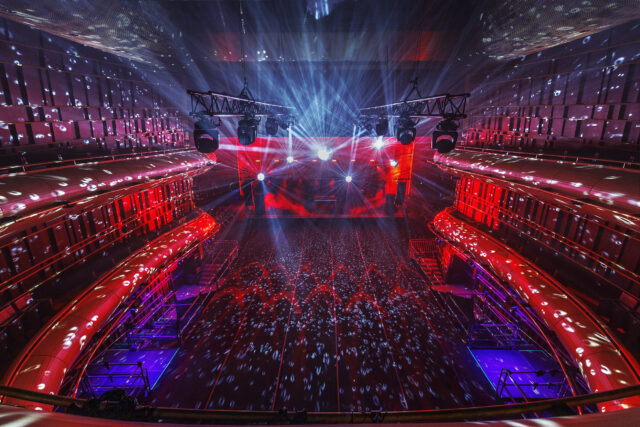 Πρώτες φωτογραφίες από τη μεταμόρφωση της Στέγης για το STEGI.RADIO TAKEOVER